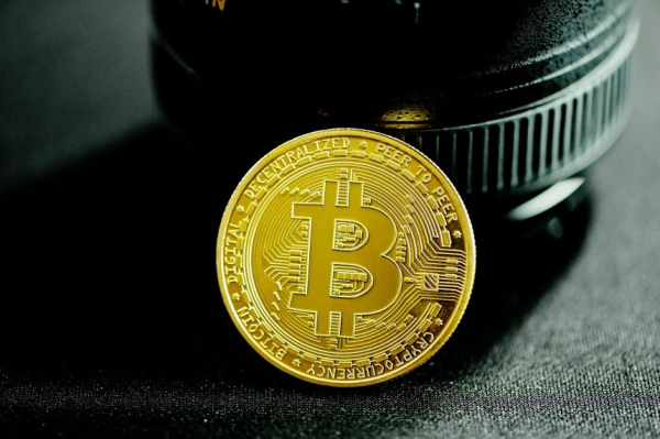 Биткоин на Crossroads после Trump Tariff Shock: срыв на 106 000 долларов или новую ATH?