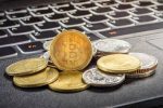 Криптовалюта падает на фоне макроэкономической волатильности после снижения кредитного рейтинга США
